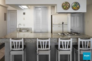 Refrigerador, microondas, licuadora, isla de cocina