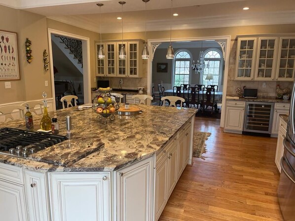 ميكروويف، فرن، موقد طهي مسطح، غسالة أطباق