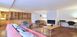 Fernseher, Kamin, DVD-Player, Bücher