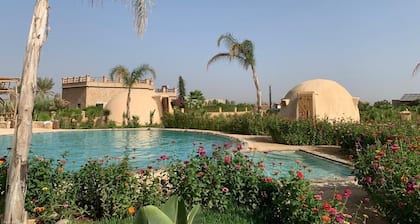 Yourtes Insolites et Entièrement Écologiques Avec Piscine