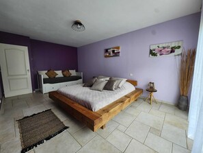 3 chambres, fer et planche à repasser, Wi-Fi, draps fournis