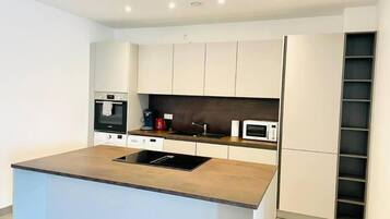 Full-sized fridge, microwave, oven, stovetop