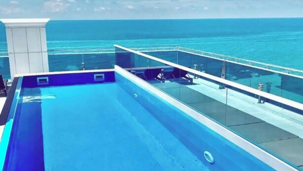 A rooftop infinity pool with a clear view of the ocean. - Lovely Studio in Batumi With Rooftop in Building (Batumi)