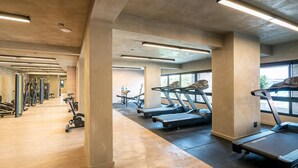A modern gym with treadmills, elliptical machines, and weightlifting equipment. - Is Moema (São Paulo)