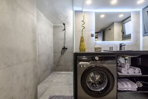 Luxury Apartment | Bathroom | Shower, rainfall showerhead, designer toiletries, hair dryer - Loft 1 (Kos)