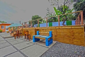 Property grounds - Cozy Summer Beach Pad Directly Across the Beach (Long Beach)