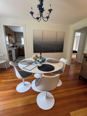 Dining - Classic Cottage in the Heart of Leland (Leland)