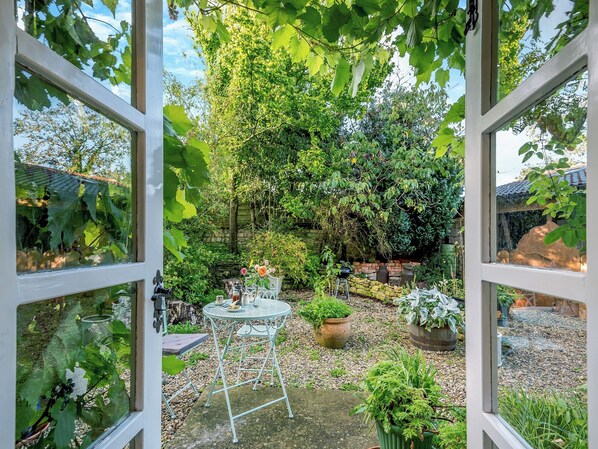 Outdoor dining - 1 bedroom accommodation in Elcombe, near Stroud (Elcombe, near Stroud)