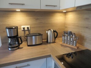 Kühlschrank, Ofen, Herdplatte, Wasserkocher mit Kaffee-/Teezubehör
