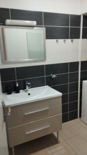Haartrockner, Handtücher, Seife, Toilettenpapier