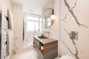 Departamento | Baño | Tina con regadera, tina profunda, secadora de cabello, toallas 