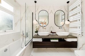 Apartment | Badezimmer | Duschwanne, Komfortbadewanne, Haartrockner, Handtücher