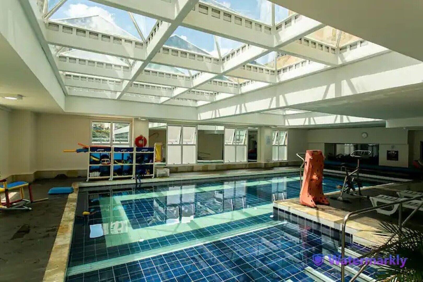 Inomhuspool och uppvärmd pool