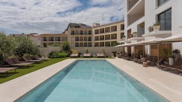 Außenpool, Sonnenschirme, Liegestühle