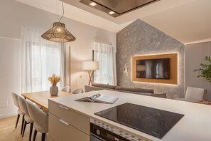 Departamento Premium | Cocina privada | Refrigerador, microondas, horno y parrilla de estufa 