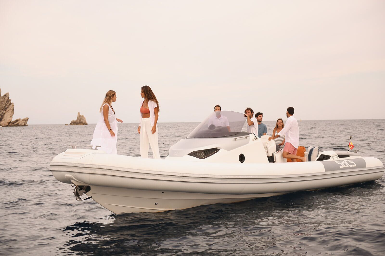 Un pequeño barco a motor con cabina y zona de estar, equipado con motor y timón.