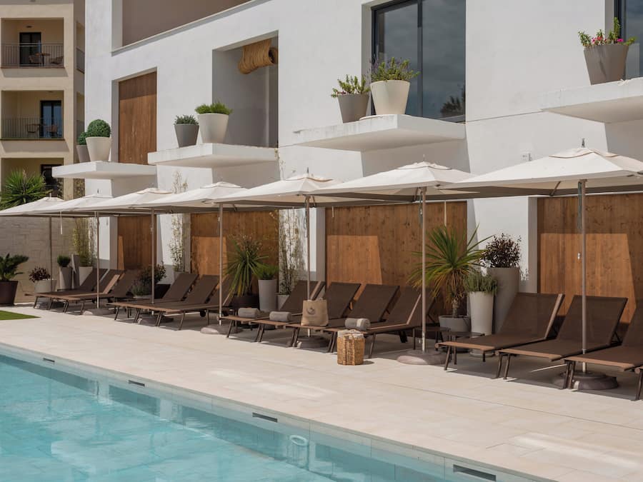 Utomhuspool, parasoller och solstolar