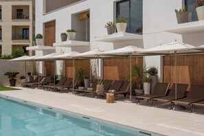 Outdoor pool, pool umbrellas, sun loungers