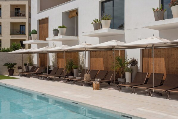 Outdoor pool, pool umbrellas, sun loungers - Marconia Boutique Residence (Torroella de Montgrí)