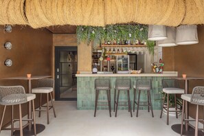 Poolside bar - Marconia Boutique Residence (Torroella de Montgrí)