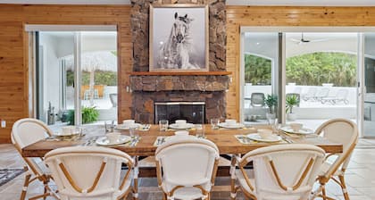 JUPITER FARMS TIKI PARADISE! Private, heated pool, Monarch butterfly garden.