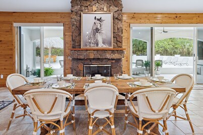 JUPITER FARMS TIKI PARADISE! Private, heated pool, Monarch butterfly garden.