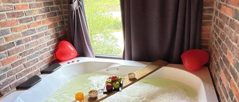Luxury Suite | Jetted tub