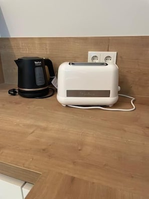 Full-sized fridge, microwave, oven, stovetop - 2 bedrooms in the heart of Limpertsberg (Luxembourg City)