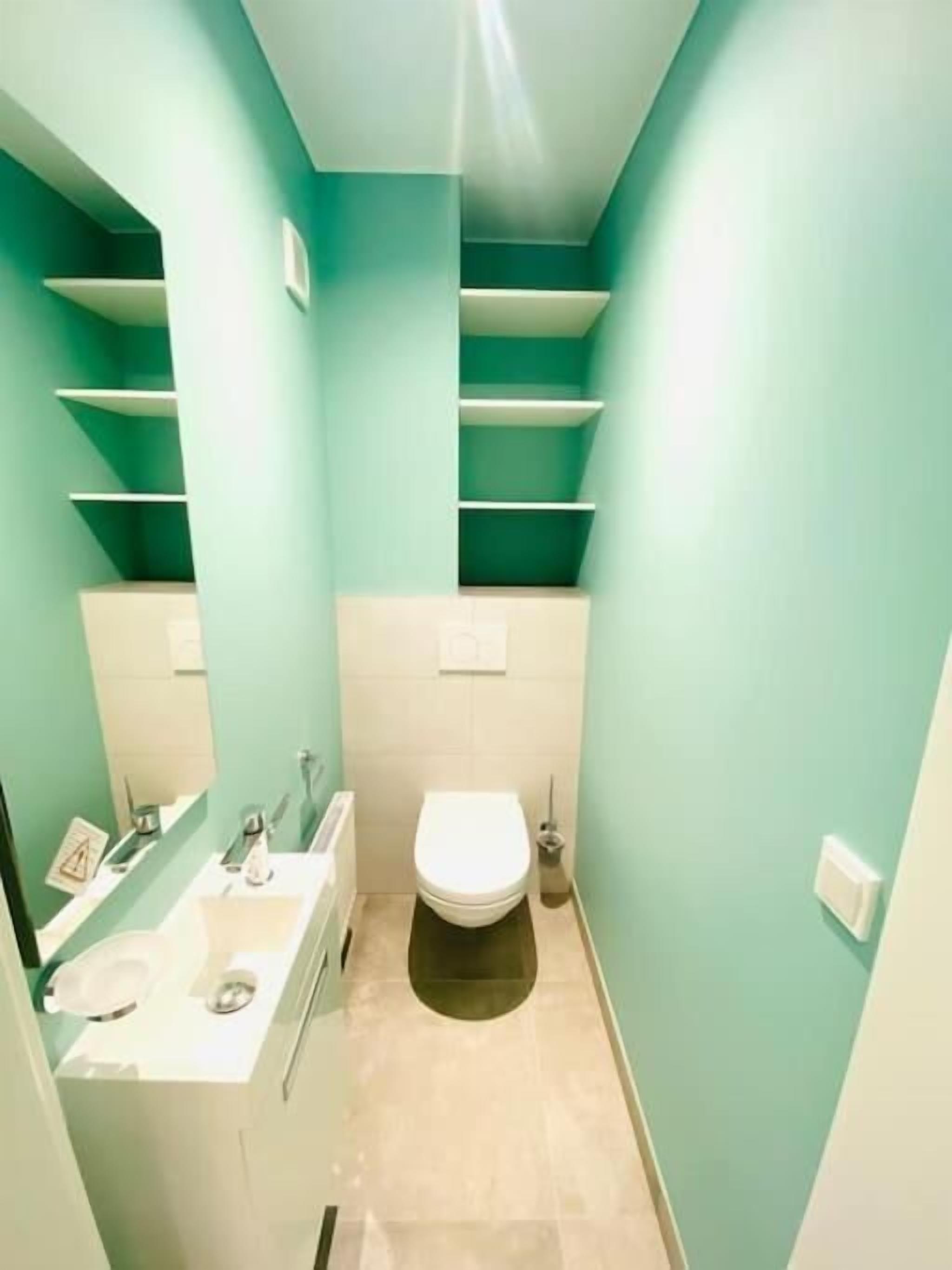 Secador de cabelo, toalhas de banho