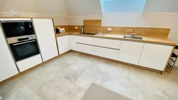 Full-sized fridge, microwave, oven, stovetop