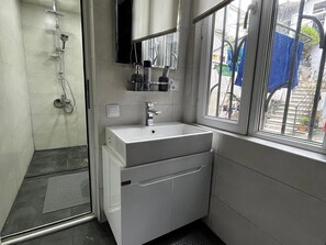 Appartement | Salle de bain | Douche, sèche-cheveux, serviettes fournies