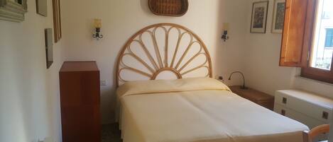 3 habitaciones y tabla de planchar con plancha