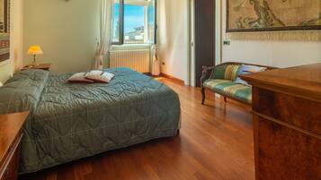 Traditional House | 3 bedrooms, Egyptian cotton sheets, premium bedding, down comforters