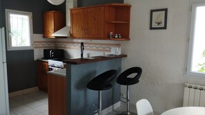 Fridge, microwave, oven, stovetop - Appartement à L'ombre de L'olivier Entre mer et Montpellier (Lattes)