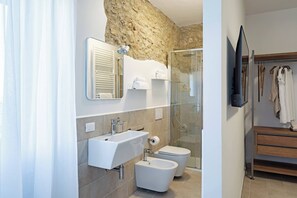 Dusche, Haartrockner, Handtücher, Shampoo