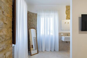 Shower, hair dryer, towels, shampoo - Villa Carulli - YourPlace Abruzzo (Crecchio)