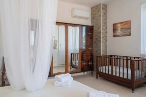 3 slaapkamers, een strijkplank/strijkijzer, gratis wifi, beddengoed