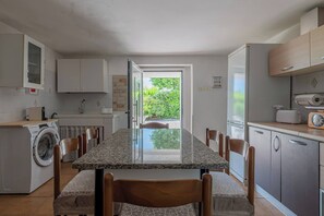 Kühlschrank, Ofen, Herdplatte, Wasserkocher mit Kaffee-/Teezubehör