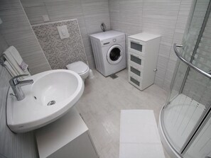 Een douche, handdoeken