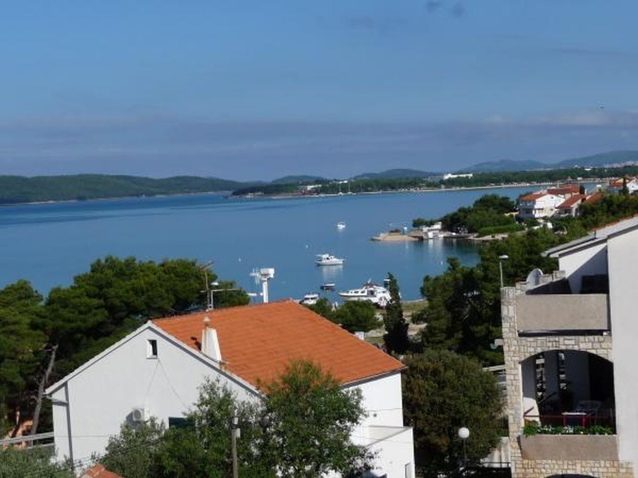 Une ville côtière offrant une vue sur la mer, les bateaux et les bâtiments.