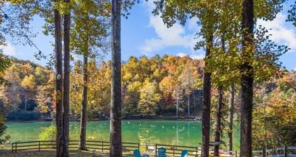 Sleeps 8 | Firepit | Hot Tub | Private Lake Access