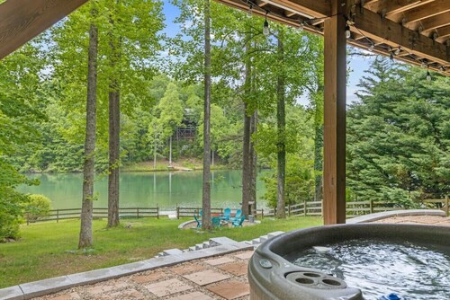 Sleeps 8 | Firepit | Hot Tub | Private Lake Access