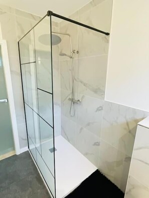 Máy sấy tóc, khăn tắm, giấy vệ sinh 