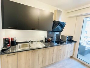 Frigorifero con congelatore, microonde, forno, piano cottura