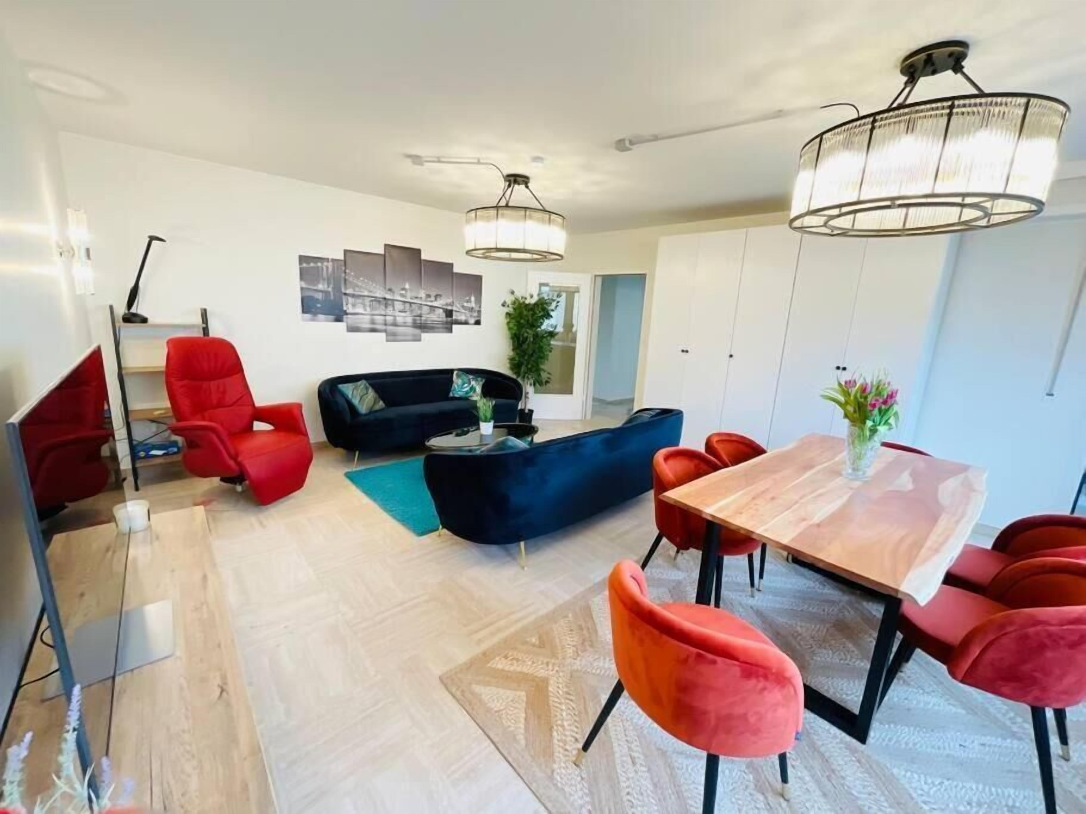 Deluxe Apartment | Living area | Flat-screen TV