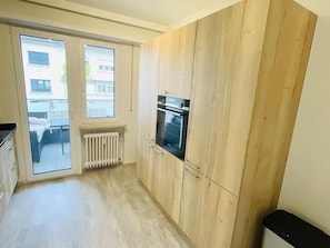 Full-sized fridge, microwave, oven, stovetop