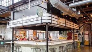 Een moderne bar met een bord waarop 