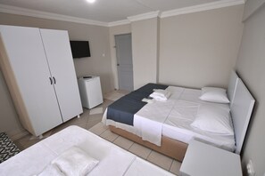 Premium bedding, free minibar items, laptop workspace, soundproofing - Nilhan Otel (Burhaniye)