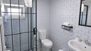 Quarto clássico | Banheiro | Chuveiro, chuveiro com efeito de chuva, produtos de toalete grátis