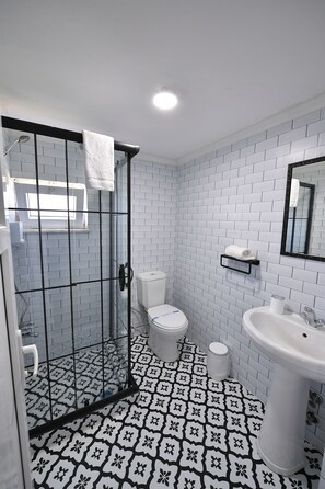Classic Room | Bathroom | Shower, rainfall showerhead, free toiletries, hair dryer